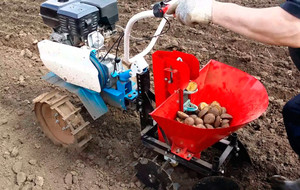Нарезка борозд мотоблоком для посадки картофеля двухрядным окучником видео