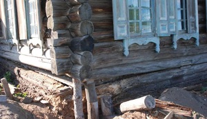 Причины для ремонта фундамента или венцов деревянного дома