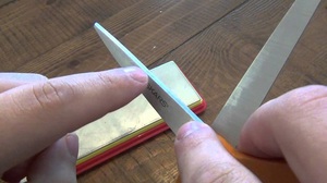 Применение наждачной бумаги для заточки ножниц