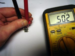 Транзистор закрыт: мультиметр показывает падение напряжения на внутреннем диоде - 502 